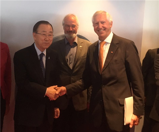 Gratulation für den UN-Generalsekretär: (v.l.n.r.) Ban Ki-moon, Klaus Milke (Vorstandsvorsitzender von Germanwatch), Prof. Dr. Maximilian Gege (Vorsitzender von B.A.U.M. e.V.)