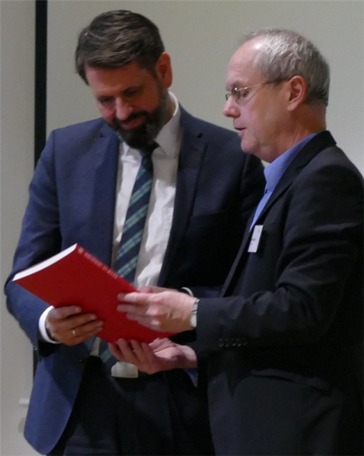 B.A.U.M.-Vorstandsmitglied Dieter Brübach (r.) überreichte Minister Olaf Lies das B.A.U.M.-Jahrbuch 2019 zum Thema New Work