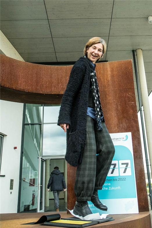 Um den 177. von '1.000 Schritten in die Zukunft' auch symbolisch zu würdigen, wurden Prof. Dr. Susanne Blazejewski auch die Schuhabdrücke abgenommen. (Foto: Alanus Hochschule)