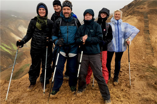 Auch ohne hohe Gipfel bringt das Wandern im Hochland von Island einmaliges Gipfelgefühl – wie hier im Geothermalgebiet Hveradalir, wo die Erde dampft. (Foto: Claudia Kerns)