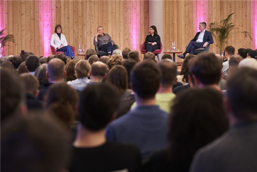 © JobRad, 2025: Ex-SC Freiburg-Trainer Christian Streich im Gespräch mit Andrea Kurz, Geschäftsführerin von JobRad und Bert Sutter, Präsident der wvib Schwarzwald AG. Die Journalistin und TV-Moderatorin Yara Hoffmann moderierte die Diskussion vor rund 200 Gästen. 