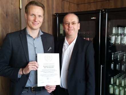 B.A.U.M.-Vorstand Dieter Brübach (r.) dankt Johannes Ehrnsperger, Inhaber der Brauerei Neumarkter Lammsbräu, für 30 Jahre Verbundenheit 