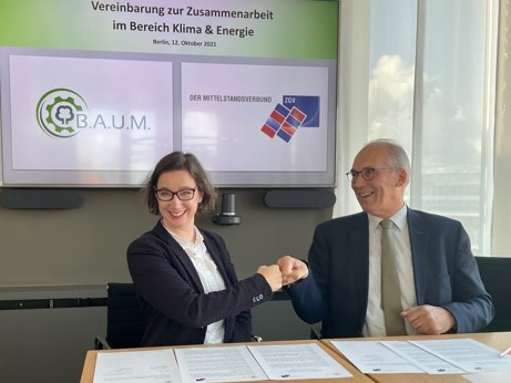 Yvonne Zwick, Vorsitzende von B.A.U.M., und Dr. Ludwig Veltmann, Hauptgeschäftsführer von DER MITTELSTANDSVERBUND, unterzeichnen die Vereinbarung zur Zusammenarbeit.