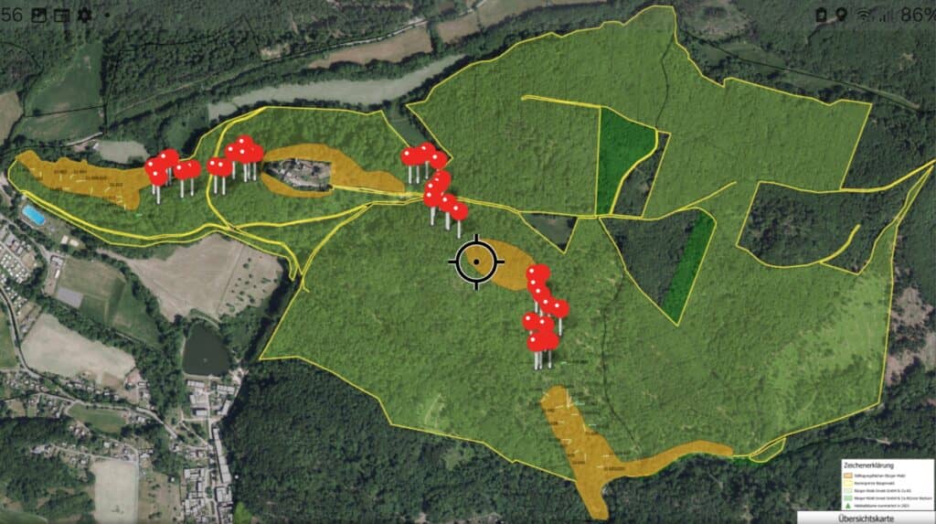 Zur Förderung der biologischen Vielfalt im Harzwald hat BAUM ein Biotopverbundsystem eingerichtet. Durch Auswahl und Markierung geeigneter Habitatbäume entstand so ein System aus biologisch wertvollen Altbäumen im Zerfallsstadium, die nicht gefällt werden dürfen.