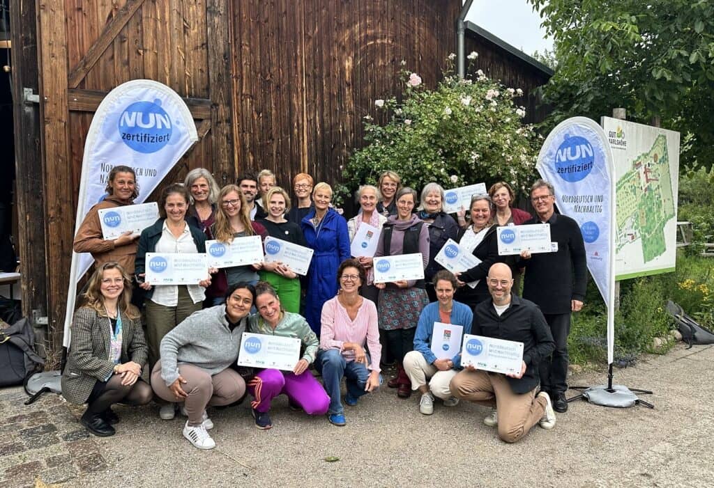 Gruppenbild aller Zertifizierten mit Staatsrätin Dr. Stefanie von Berg