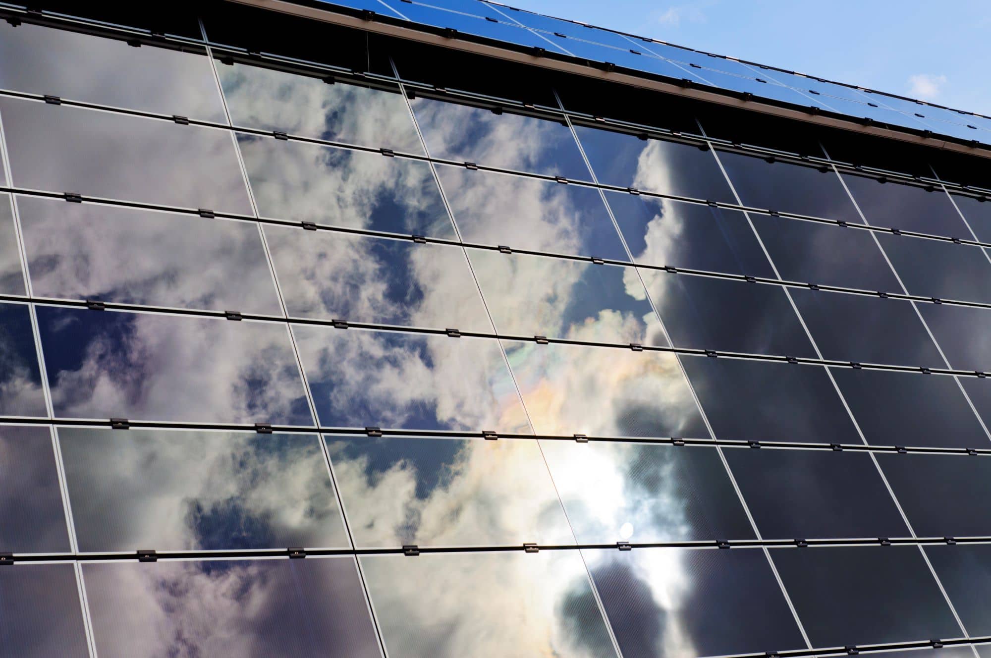 Gebäudefassade mit Solarmodulen