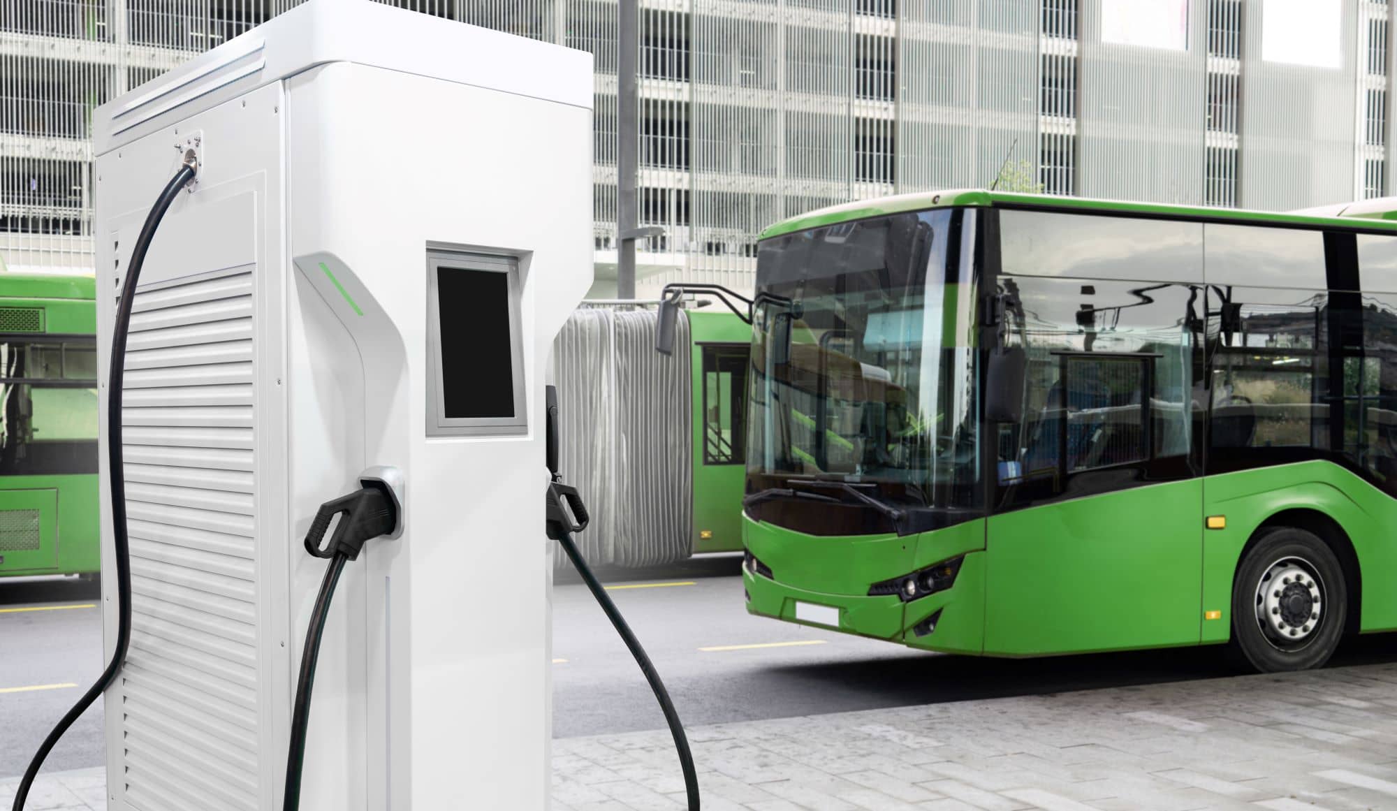 Elektrobus mit Ladesäule