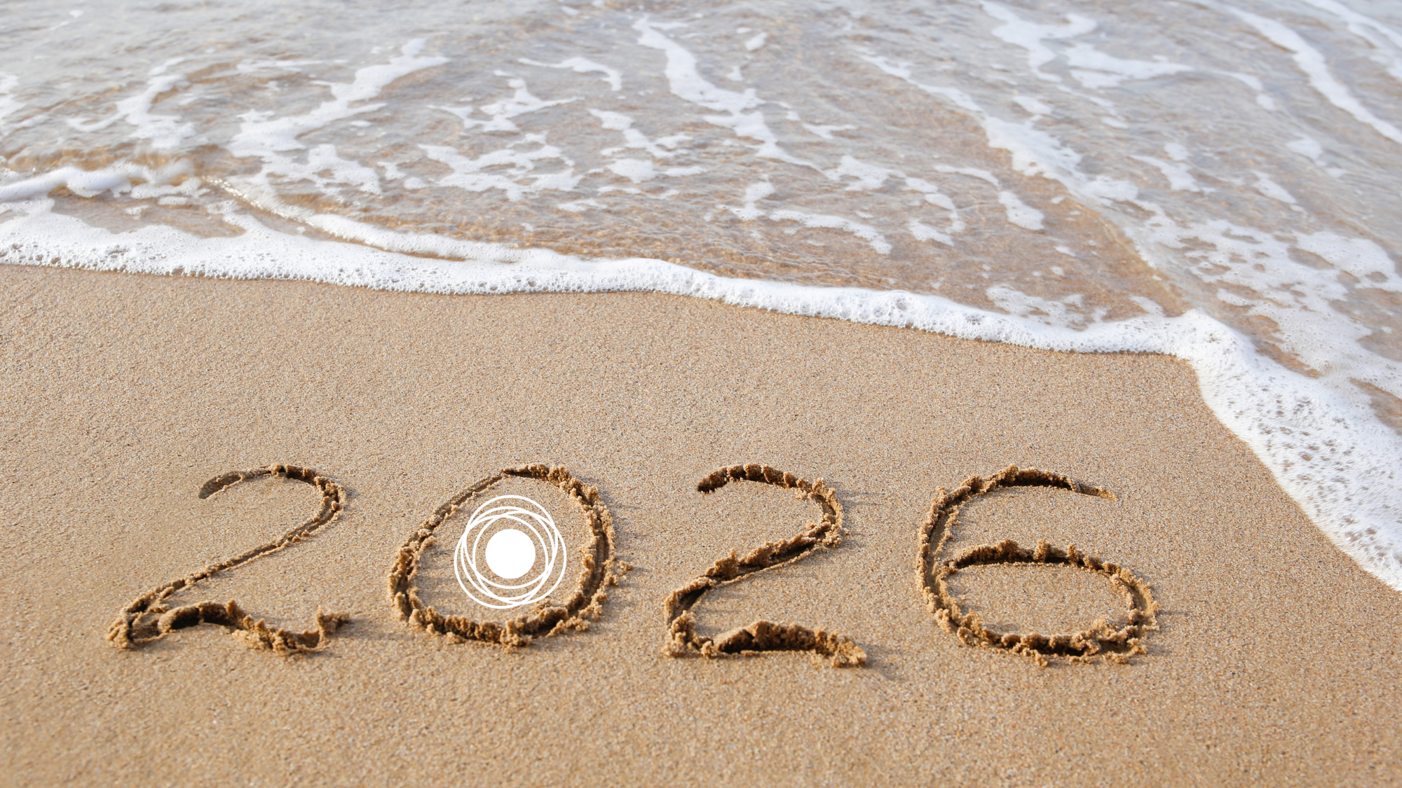 2026 Jahreszahl 2026 am Strand in den Sand geschrieben