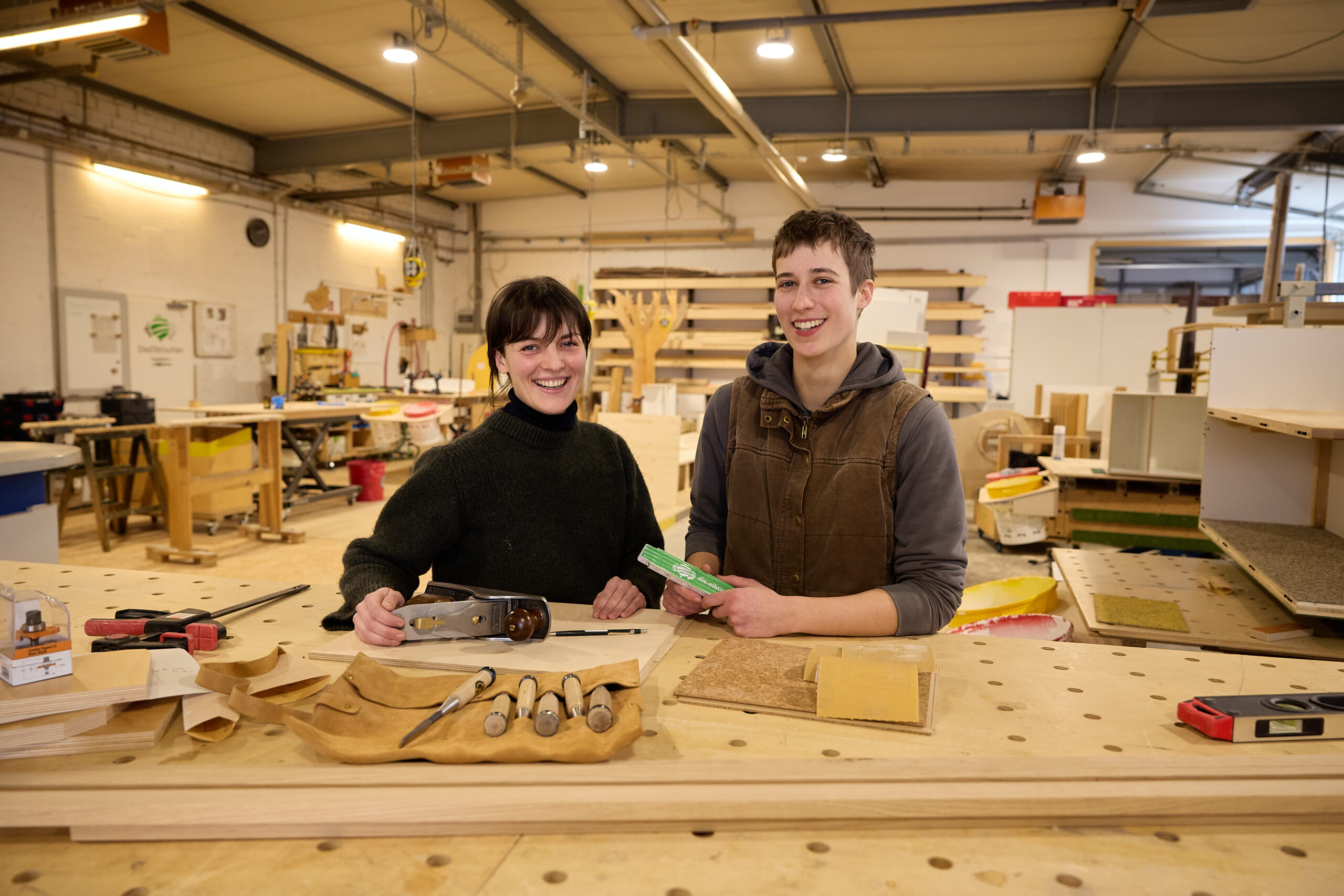 zwei Tischlerinnen in der Werkstatt