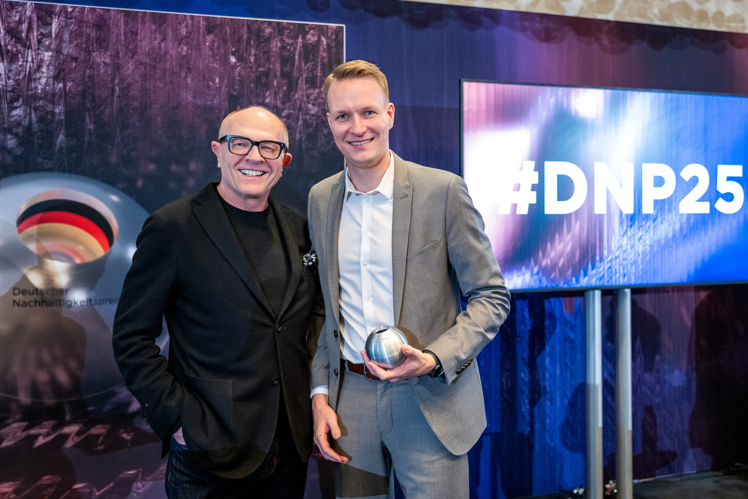 Stefan Schulze-Hausmann überreicht den Deutschen Nachhaltigkeitspreis 2025 an Johannes Ehrnsperger von Neumarkter Lammsbräu
