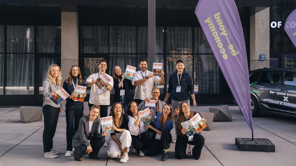 Gruppenbild: junge Menschen mit forum-Heften